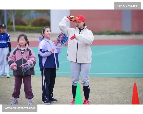 专业教练团队指导社区垒球趣味互动，让各年龄层居民快速上手